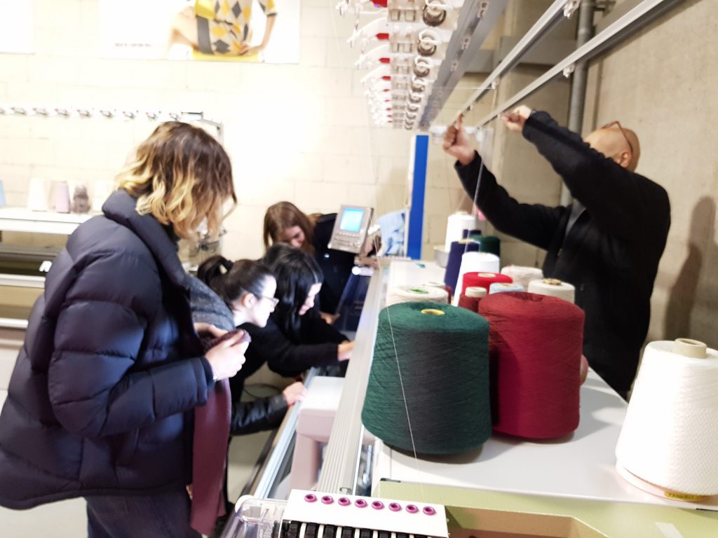 Instituto de Tecnología de Massachusetts , Massachusetts Institute of Technology, MIT, Shima Seiki, fabricante japonés de máquina de tejer,