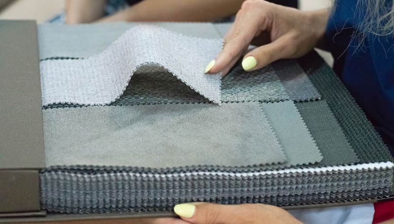 Mostratex cuenta con una amplia variedad de cartas de colores y accesorios que permiten completar y mejorar la confección de los muestrarios.