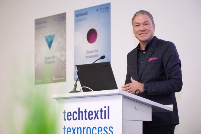 Olaf Schmidt, responsable de las ferias textiles de Feria de Frankfurt, durante la inauguracióln de una edición de Techtextil -salón de textiles técnicos- en Frankfurt