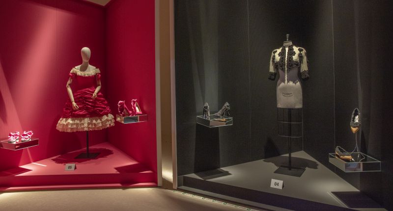 Piezas en la exposición a Cristóbal Balenciaga, creada por FICE.