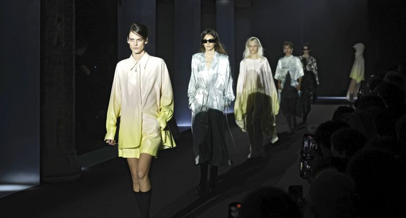 Desfile de Eiko Ai en la 080 Barcelona, con 'Gardener Mist'.