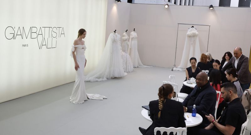 Línea nupcial de Giambattista Valli en el Showroom Area, en la Barcelona Bridal Fashion Week 2024.