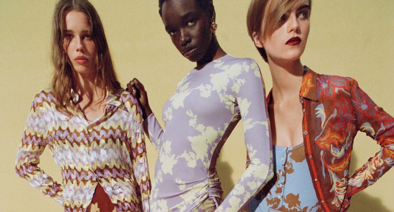 Versace se une al grupo Prada, ambas originarias de Milán, y crean un gran conglomerado de la moda de lujo italiana.