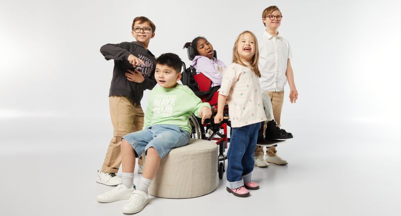 La nueva línea de Kiabi presenta diseños inclusivos de moda adaptada.