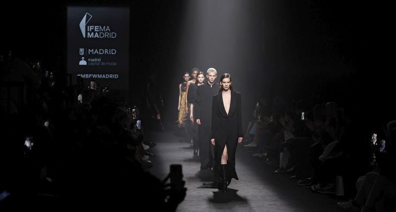 Desfile de Angel Schlesser en la edición de Mercedes-Benz Fashion Week Madrid (MBFWM) en febrero de 2025.