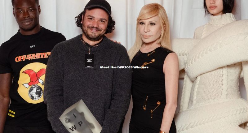 Duran Lantink con la presidenta del jurado del Premio Internacional Woolmark, Donatella Versace.
