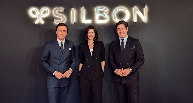 De izquierda a derecha, Juan Jurado, director de operaciones y socio de Silbon; Rebecca Donaldson, modelo internacional, y Pablo López, CEO y co-fundador de la marca.