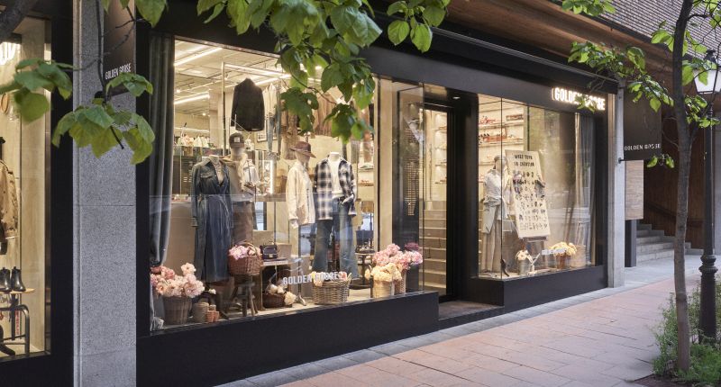 La renovada tienda de Golden Goose en Madrid presenta una estética urbana y actual, centrada en la personalización y la creatividad.