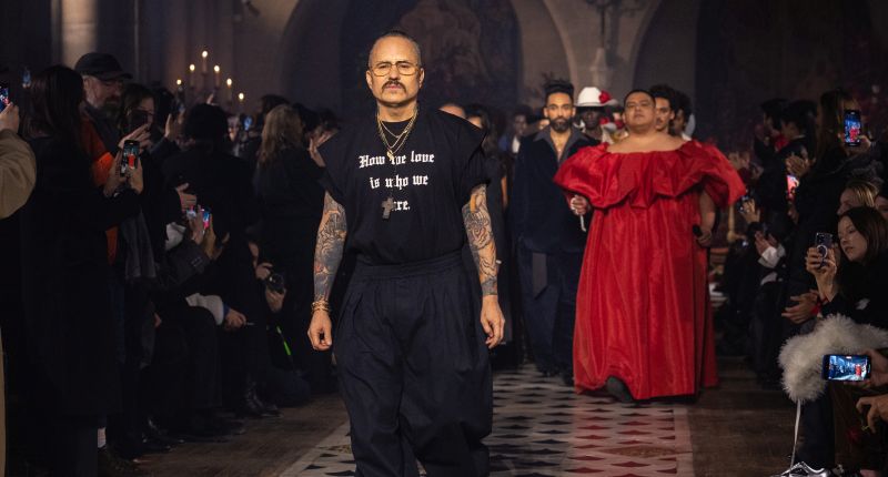 Willy Chavarria ya presentó este eslogan en su desfile primavera-verano 2025 en la Semana de la Moda Masculina de París.