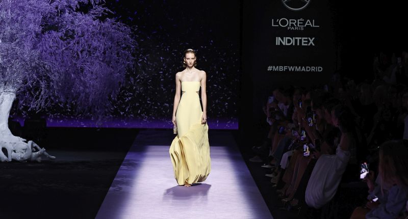 La variedad de patrones, escotes y texturas de Isabel Sanchís permite encontrar vestidos para cualquier invitada, sea cual sea su estilo.