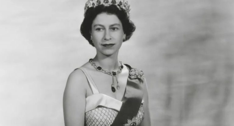 Reino Unido presentará la mayor exposición de vestidos de Isabel II de Inglaterra