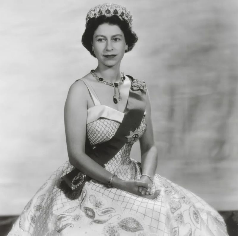 Reino Unido presentará la mayor exposición de vestidos de Isabel II de Inglaterra