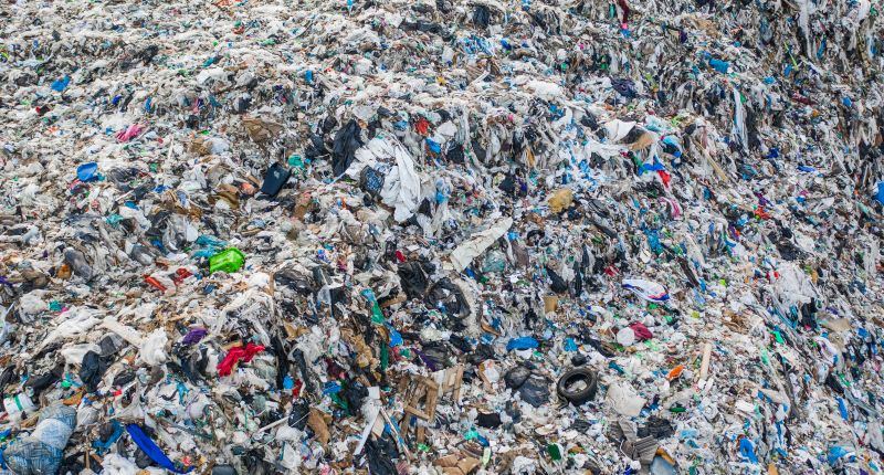 A menudo, la ropa donada en Europa termina en vertederos de África.