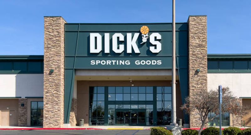 Foot Locker dispara sus pérdidas, a punto de su venta a Dick's