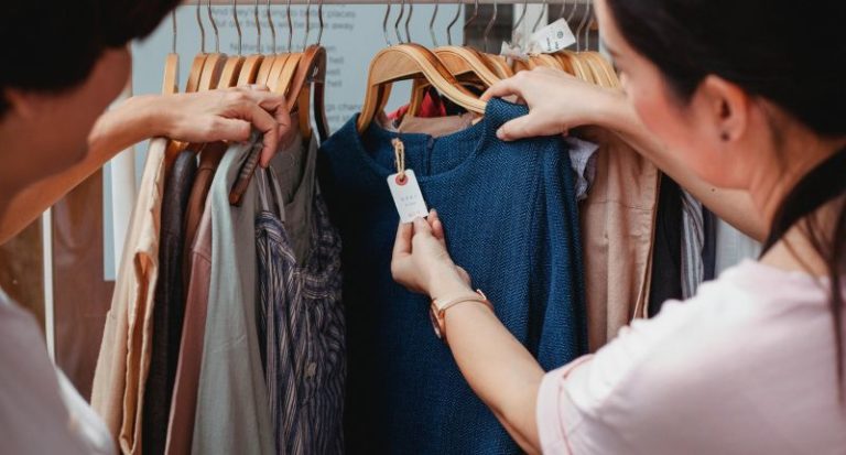 El clima de esta temporada y la situación socioeconómica influyen negativamente en las ventas del sector de la moda este 2025.