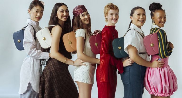 Furla selecciona a estudiantes de Polimoda a reinterpretar el icónico bolso Moonlight