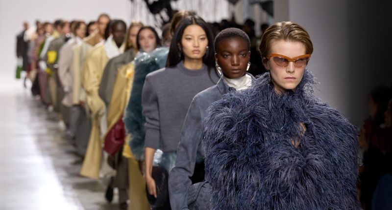Primer desfile de Louise Trotter para Bottega Veneta.
