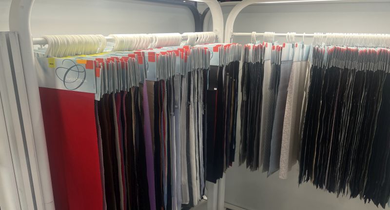 Muestras de tejidos en el stand de Textil Ortiz.