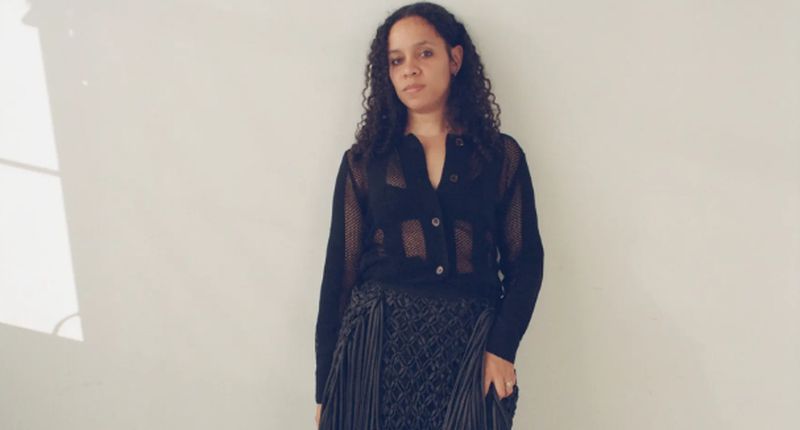 Rachel Scott lleva más de quince años en el mundo de la moda. En 2021, fundó su propia marca, Diotima, en Nueva York.