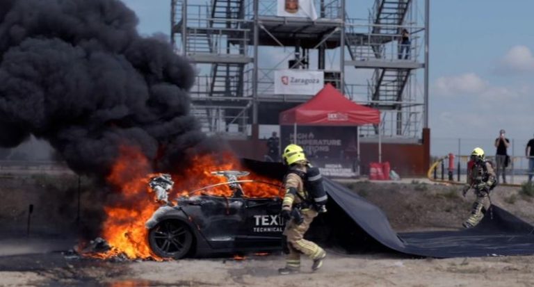 Texfire pone a prueba sus mantas ignífugas en un Tesla incendiado