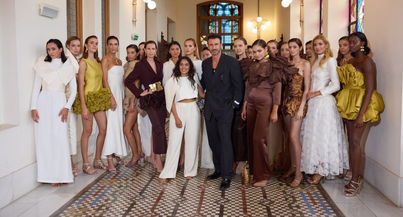 Duly Romero y su equipo de modelos con Sergio Puig, director de la MFW. (Imagen de Stanislav Huskov)