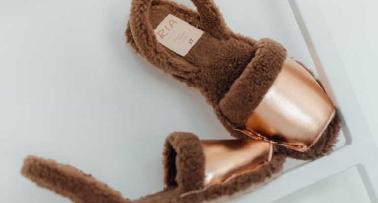 Vuelve la tendencia 'yeti' con las abarcas peludas de Ria Menorca