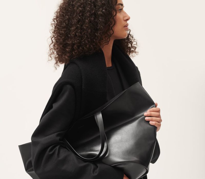 Bolso Gaia, de Pangaia, con Mirum, cuero vegetal de la compañía next-gen Natural Fiber Welding.