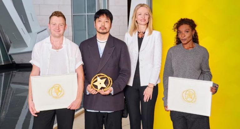 Ganadores de los Premios LVMH 2025, con Delphine Arnault, consejera del grupo y CEO de Dior.