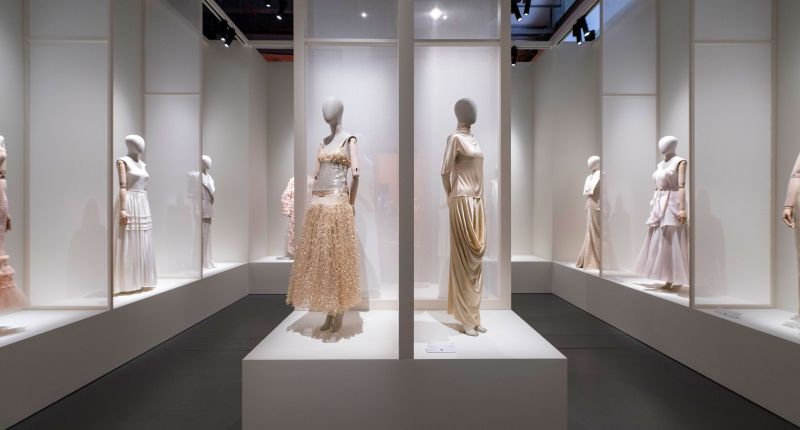 La exposición del FTA reúne siete ejes temáticos que exploran la evolución de la moda árabe y su impacto global