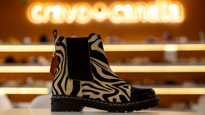 La marca Cravo e Canela presentó un psicodélico estampado de cebra.