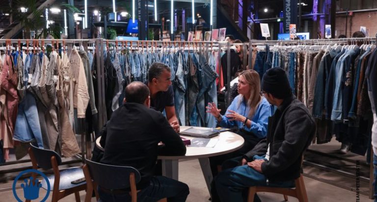 Innovaciones en denim y sostenibilidad textil vistas en Kingpins