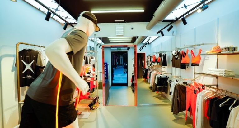 Blue Banana refuerza su línea deportiva Athletics con su primera tienda física