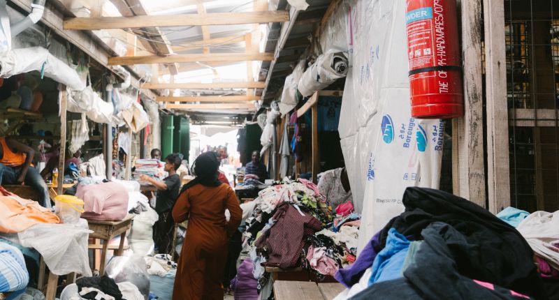 ¿Qué tiene que ver el Black Friday con el incendio en el mayor mercado de ropa usada, en Ghana?
