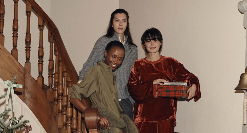 La paleta de colores combina tonos clásicos con otros más intensos