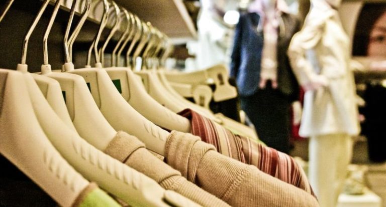 Los españoles ajustan su presupuesto en moda esta Navidad para no tocar regalos ni comidas