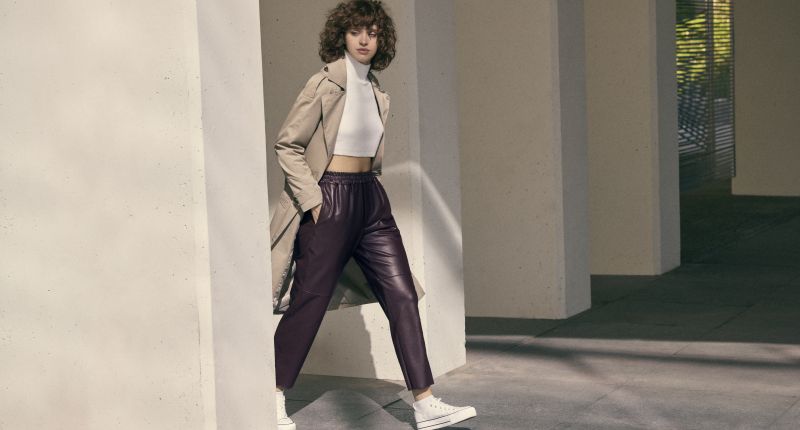 Pantalones burdeos efecto piel de Ysabel Mora, colección de leggings.