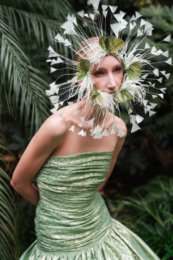 Mariano Moreno transmite una mirada incómoda de la belleza y la feminidad.