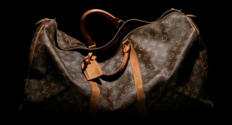 Las ventas de LVMH retrocedieron un 5% en 2025 y el beneficio se recortó un 13%