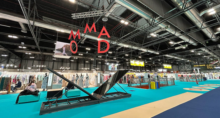 Inauguración de MOMAD 2026 en IFEMA Madrid con expositores y visitantes recorriendo los pabellones de la feria de moda