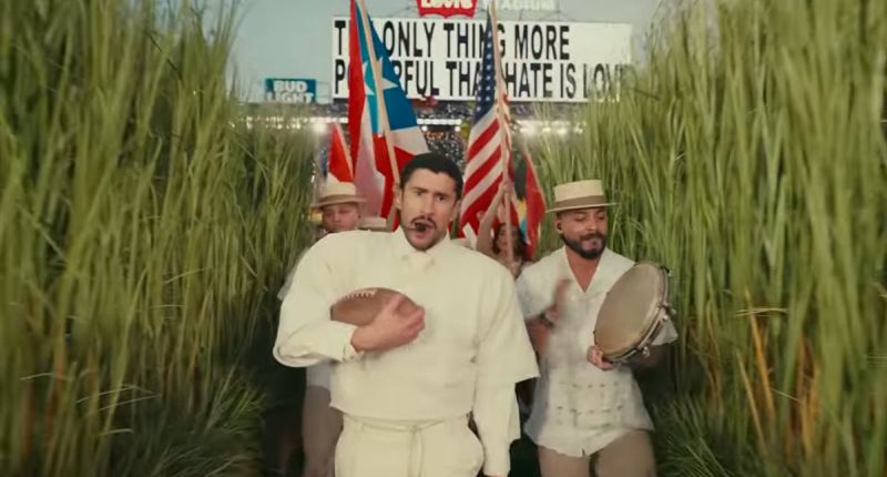 Bad Bunny pone en pie al mundo con su actuación en la Super Bowl, vestido de Zara y Adidas