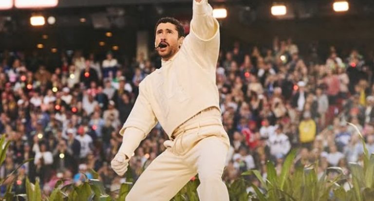 Bad Bunny pone en pie al mundo con su actuación en la Super Bowl, vestido de Zara y Adidas