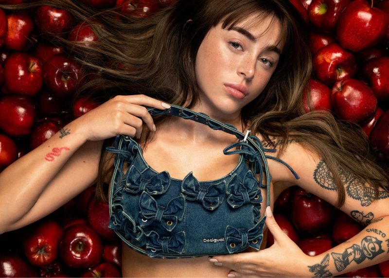 Desigual celebra San Valentín con la cantante Nicki Nicole y el lema 'Boys Lie'