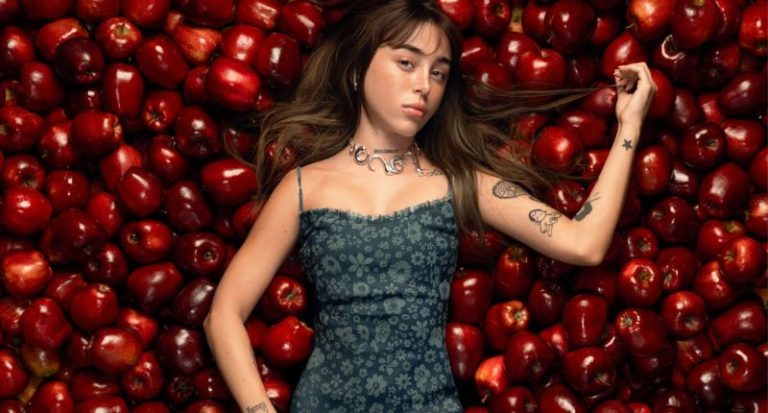 Desigual celebra San Valentín con la cantante Nicki Nicole y el lema 'Boys Lie'