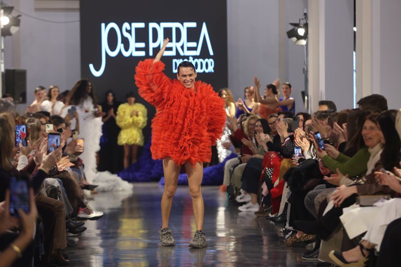 Como antesala a las jornadas de desfiles, el evento contó con una acción performática del diseñador José Perea en el Hotel Only You Málaga