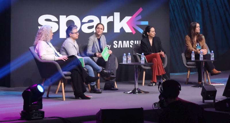 La mesa redonda concluyó que la tecnología sirve para amplificar la creatividad humana, 