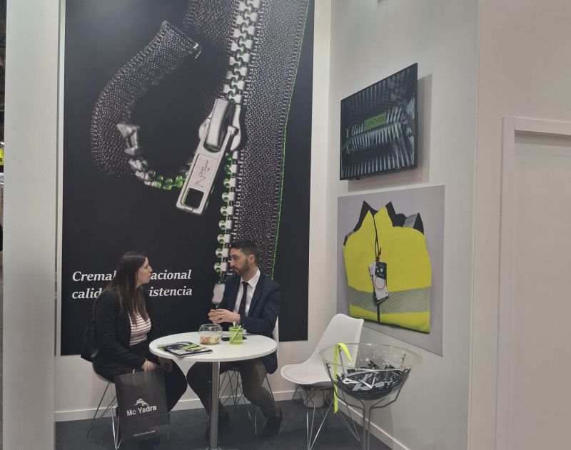 Entre las novedades de Industrias Vitoria Zip, destaca su cremallera antipánico, diseñada para ofrecer una salida rápida y segura ante situaciones de peligro inminente