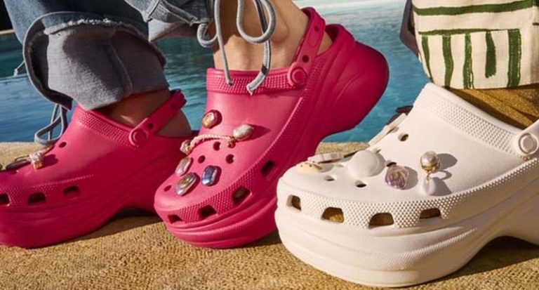 Crocs califica su 2025 como satisfactorio, pese a un retroceso en ventas