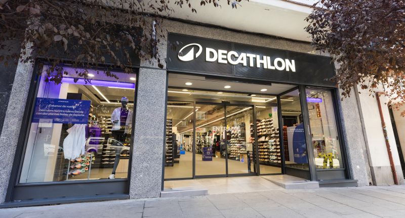 Nuevos puntos de venta de Decathlon en tres municipios costeros: Mogán, en Gran Canaria; Magaluf, en Mallorca, y Chiclana de la Frontera, en la provincia de Cádiz