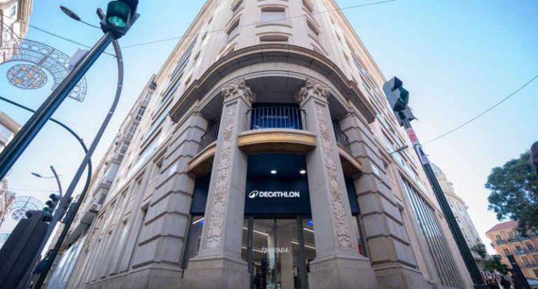 Competencia detecta riesgos en la compra de Intersport por parte de Decathlon