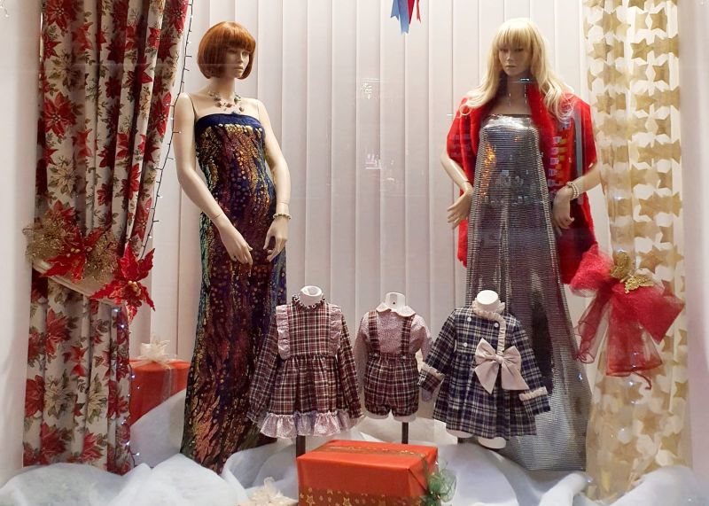 Tejidos María Oliva es una tienda de Zamora especializada en la venta de telas de alta gama desde 1985. Dirigida por Fausta di Nardo, experta con formación suiza, ofrece más de 5.000 referencias en fibras naturales, indumentaria tradicional y materiales para disfraz y cosplay.
